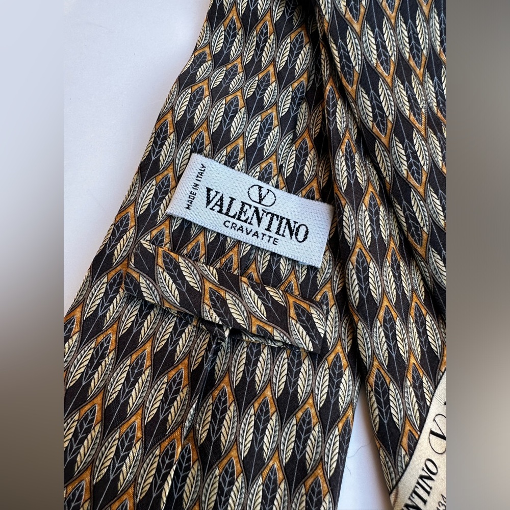 VTG Valentino Cravatte 100% Silk made in Italy Black Gold Cream Leaf Motif